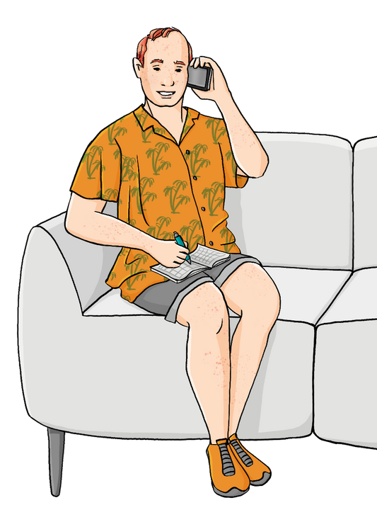 Ein sitzt auf dem Sofa und hält ein Handy ans Ohr. In der anderen Hand hält er einen Stift. Auf seinem Schoß liegt ein Terminkalender.