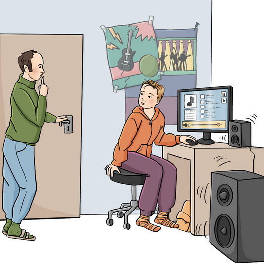 Ein Jugendlicher sitzt am Computer, auf dem Bildschirm ist ein Musikzeichen und ein voll aufgedrehter Lautstärkeregler. Neben dem Schreibtisch stehen große Boxen. Ein Mann steht in der Zimmertür und legt den Zeigefinger an die Lippen.