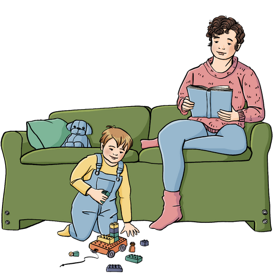Eine Frau sitzt auf dem Sofa und liest. Vor ihr spielt ein Kind auf dem Boden mit Lego.