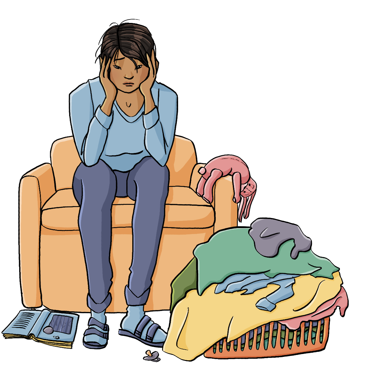Eine Frau sitzt auf einem Sofa. Sie hält den Kopf in den Händen und schaut unglücklich. Neben dem Sofa steht ein voller Wäschekorb, auf dem Boden liegt ein Buch und ein Schnuller. 