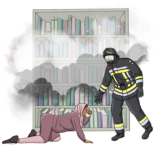 Eine Frau krabbelt über den Boden und hält sich ein Tuch vor den Mund. Ein Feuerwehrmann mit Atemschutzmaske streckt ihr die Hand entgegen. Im Hintergrund sind Bücherregale und dichter Rauch.