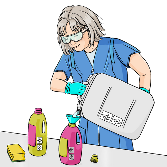 Eine Frau füllt eine Flüssigkeit aus einem Kanister in Plastikflaschen. Sie trägt Handschuhe und eine Schutzbrille. Neben den Flaschen liegt ein Schwamm.