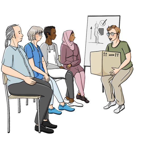 Eine Frau hebt einen Karton. Ihr Rücken ist gerade, die Knie gebeugt. Hinter ihr ist eine Flipchart mit einer Zeichnung von einer Person, die eine Kiste hebt. Vor der Frau sitzen vier Personen in Arbeitskleidung auf Stühlen und schauen zu.