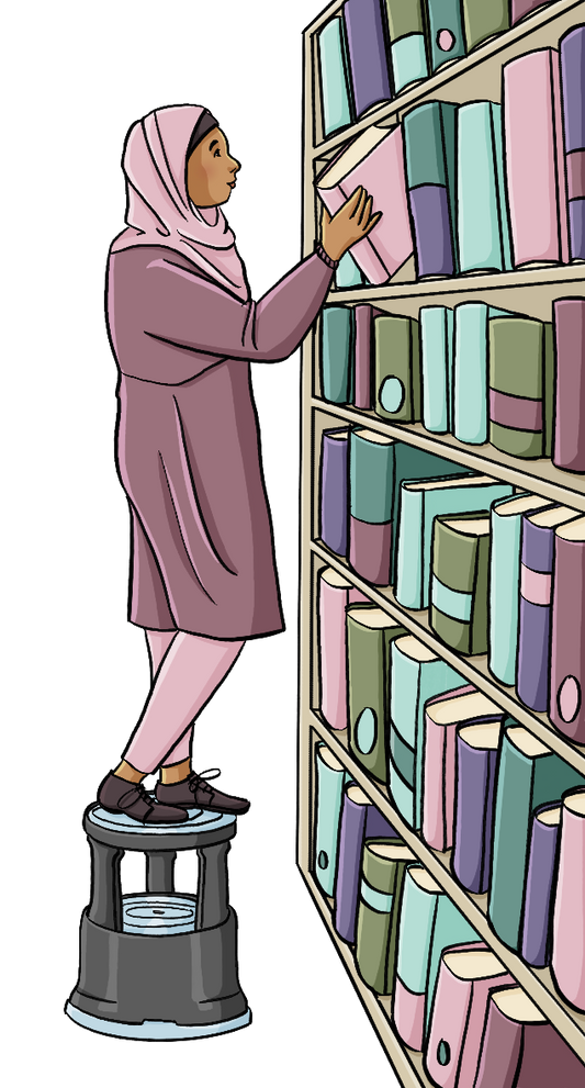 Eine Frau steht auf einem Rolltritt und stellt ein Buch in ein Regal.