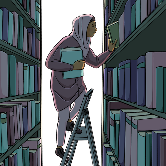 Eine Frau steht auf einer Leiter und räumt Bücher in ein Regal. Es ist sehr Dunkel zwischen den Regalen.