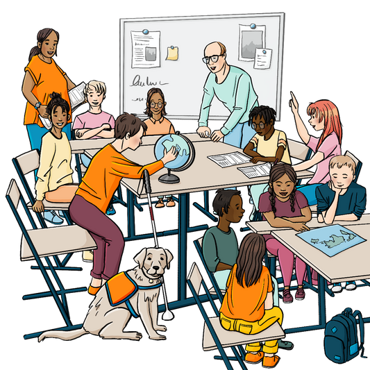 Jungen und Mädchen in einem Klassenzimmer. Sie sitzen an Tischgruppen. Eine Lehrerin verteilt Arbeitsblätter, ein Lehrer stützt sich auf einen Tisch. Ein Junge betastet einen Globus. Neben ihm sitzt ein Assistenzhund. Ein Blindenstock lehnt an seinem Stuhl. An einem anderen Tisch betrachten die Kinder eine Landkarte. Ein Mädchen hat das Downsyndrom.