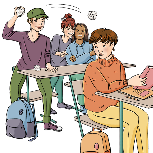 Ein Kind sitz an einem Schultisch und schaut unglücklich über die Schulter. An einem Tisch dahinter sitzen ein Junge und zwei Mädchen. Die Mädchen flüstern miteinander und zeigen auf das vordere Kind. Der Junge wirft Papierkugeln auf das Kind.