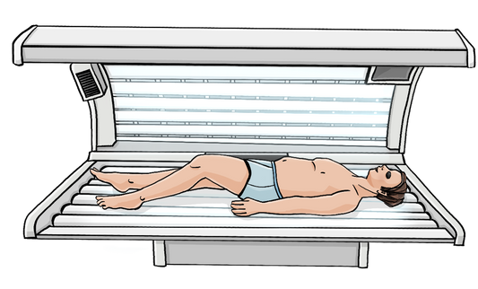 Ein Mann liegt in einer Sonnenbank. Er trägt eine Unterhose und eine Schutzbrille.