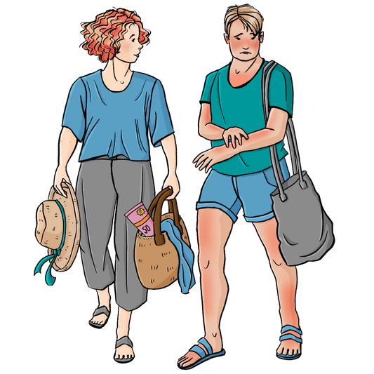 Eine Frau in langer lockerer Kleidung. Sie hält eine Tasche und einen Sonnenhut in der Hand. In der Tasche liegt eine Tube Sonnencreme. Neben ihr läuft ein Mann in kurzer Hose und T-Shirt. Seine Arme, Beine, Gesicht und Ausschnitt sind gerötet. Er schaut unglücklich.