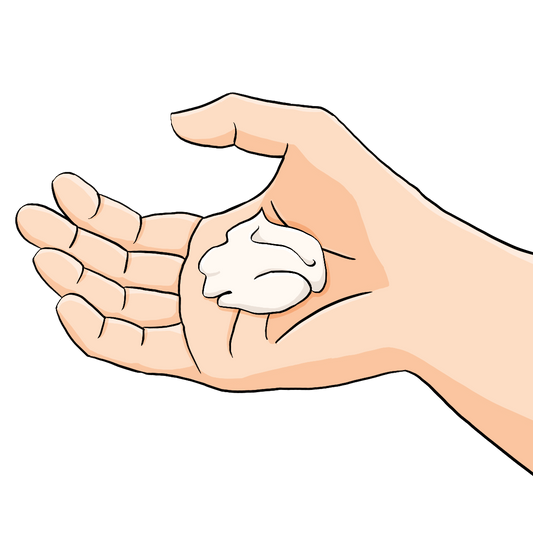 Eine Hand mit einem Klecks weißer Creme.
