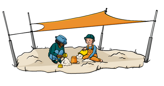 Zwei Kinder spielen unter einem Sonnensegel im Sand.