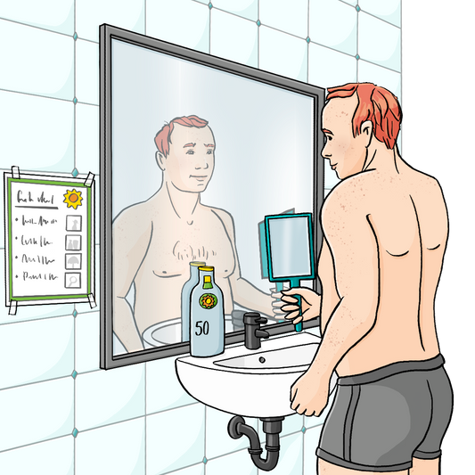 Ein Mann steht vor einem Waschbecken, darüber hängt ein großer Spiegel. Der Mann hält einen Handspiegel in der Wand. Er trägt nur eine Unterhose. Auf dem Waschbecken steht eine Flasche Sonnencreme. An der Wand hängt ein Zettel mit einer Sonne und Text. 