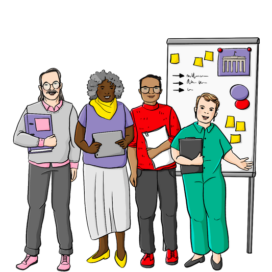 Vier Männer und Frauen vor einer beschriebenen Flipchart. Sie halten Papiere, Ordner oder Tablets in den Händen.