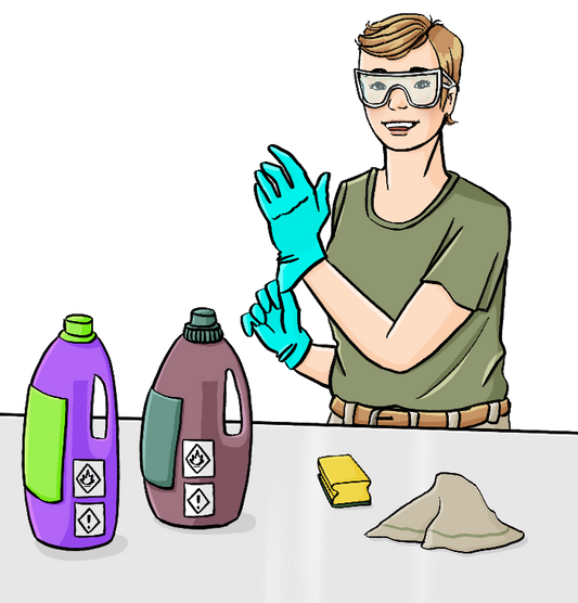 Eine Frau mit Schutzbrille steht hinter einer Arbeitsfläche und zieht sich Gummihandschuhe an. Auf der Arbeitsfläche sind Flaschen mit Gefahrensymbolen, ein Schwamm und ein Tuch.
