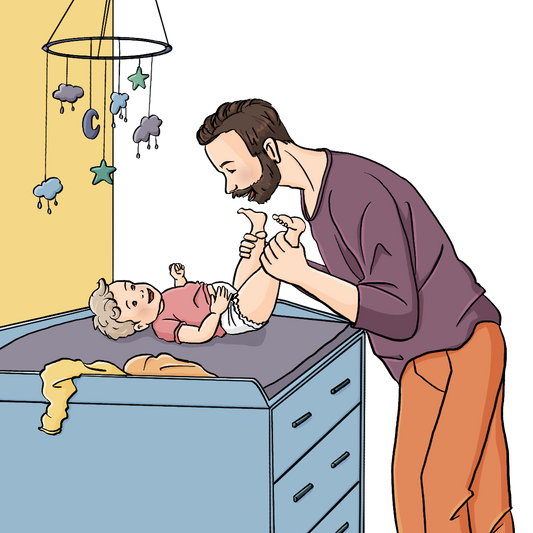 Ein Baby liegt auf einem Wickeltisch und lacht. Ein Mann beugt sich über das Baby. Er lächelt das Baby an und hält seine nackten Beinchen fest.