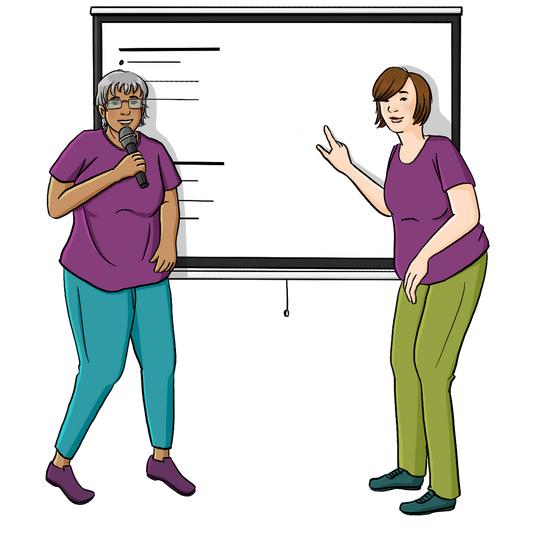 Zwei Frauen vor einer Leinwand. Eine Frau spricht in ein Mikro, die andere zeigt auf die Leinwand.