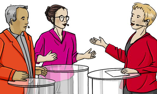 Zwei Frauen und ein Mann in förmlicher Kleidung stehen an Stehpulten.