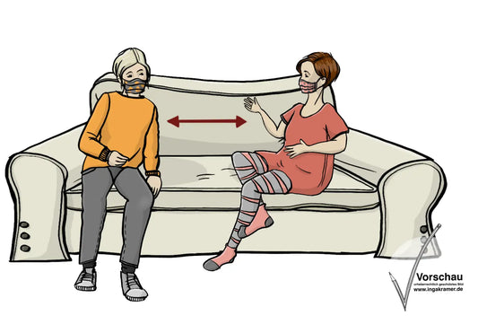 Zwei Frauen sitzen auf einem Sofa. Eine Frau ist schwanger. Beide tragen einen Mundschutz. Die Frauen halten Abstand. Zwischen ihnen ist ein roter Pfeil. Der Pfeil zeigt den Abstand. 