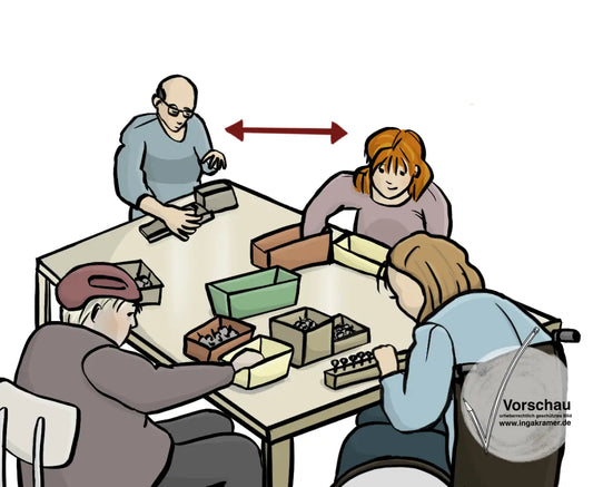 Mehrere Menschen sitzen an einem Arbeitstisch in der Werkstatt für Menschen mit Behinderungen. Zwischen den Menschen ist immer ein Platz frei. Ein roter Pfeil zeigt den Abstand.