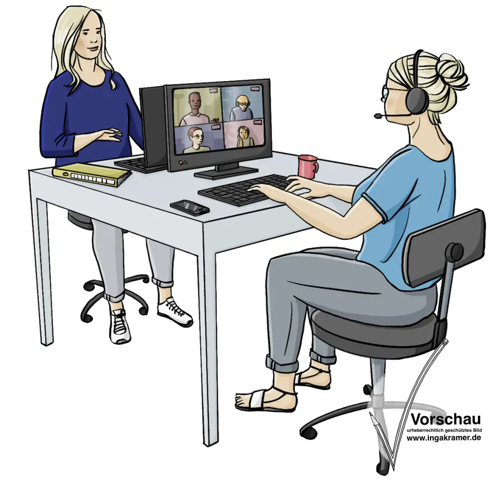 Zwei Frauen sitzen sich an Schreibtischen gegenüber. Sie arbeiten am Computer. Die eine Frau trägt ein Headset, auf ihrem Bildschirm ist eine Videokonferenz.