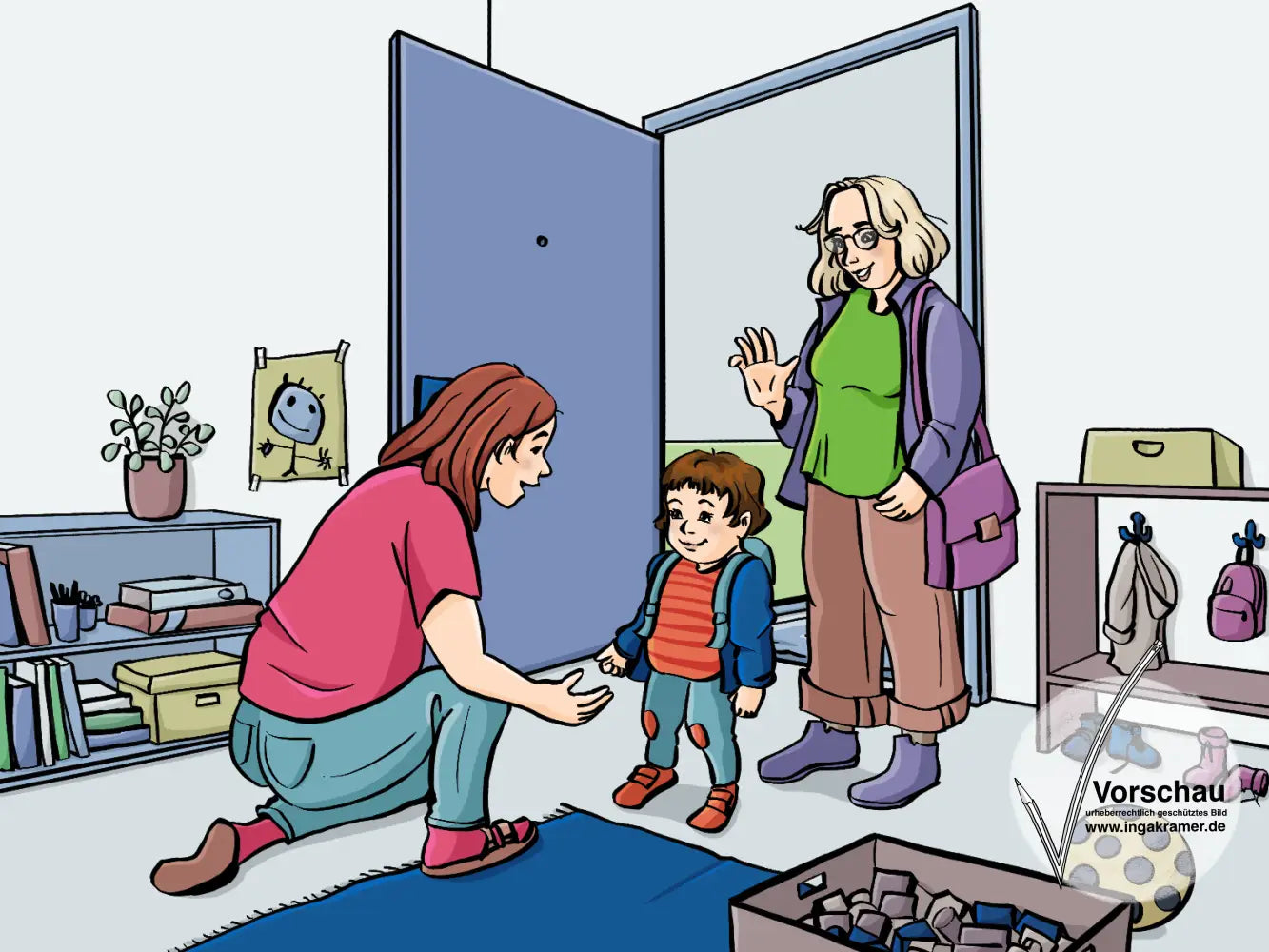 Ein Kleinkind kommt in einen Raum mit Spielzeug und einer Garderobe. Eine Frau kniet vor dem Kind auf dem Boden und lächelt. Hinter dem Kind steht eine andere Frau in der Tür und winkt.