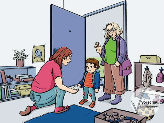 Ein Kleinkind kommt in einen Raum mit Spielzeug und einer Garderobe. Eine Frau kniet vor dem Kind auf dem Boden und lächelt. Hinter dem Kind steht eine andere Frau in der Tür und winkt.