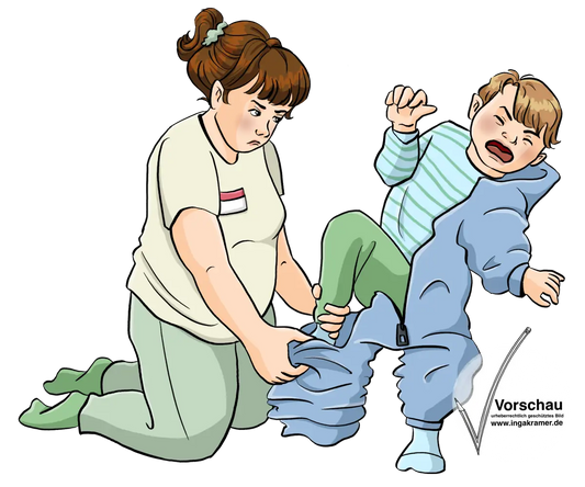 Eine Frau mit Namensschild zieht einem Jungen einen Schneeanzug an und hält dabei sein Bein fest. Der Junge schreit, die Frau schaut genervt.