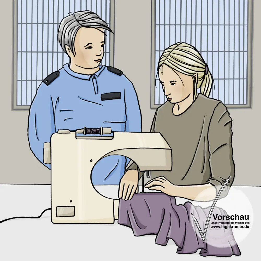 Eine Frau in grauer Kleidung sitzt an einer Nähmaschine. Neben ihr steht eine Frau in blauer Uniform. Im Hintergrund sind vergitterte Fenster.