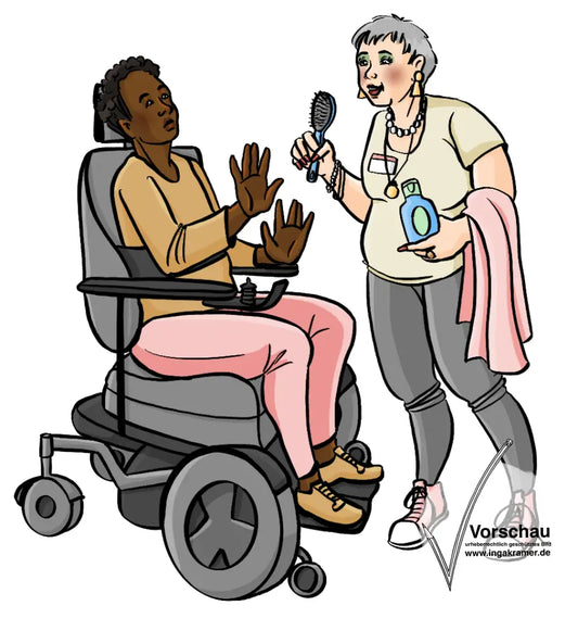Eine stark geschminkte Frau mit viel Schmuck kommt auf einen Mann im Elektrorollstuhl zu. Sie hält eine Bürste und ein Handtuch. Der Mann hebt abwehrend die Hände.