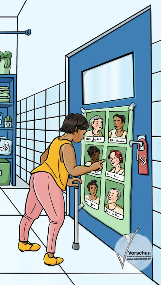 Eine Frau mit einer Gehhilfe steht vor einem Plakat, das an einer Tür hängt. Auf dem Plakat sind verschiedene Gesichter. Die Frau zeigt auf ein Gesicht.