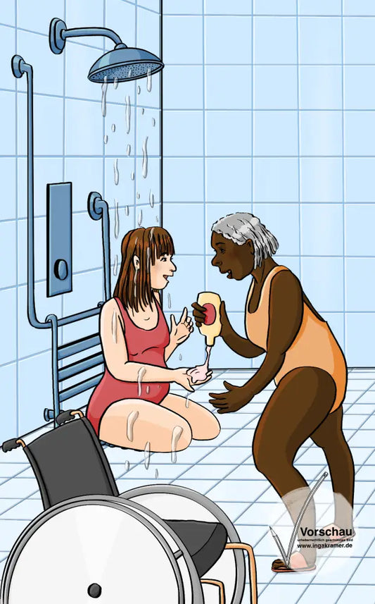 Eine Frau ohne Unterschenkel sitzt in einer Schwimmbaddusche auf einem Duschsitz, neben ihr steht ein Rollstuhl. Eine andere Frau im Badeanzug reicht ihr Shampoo.