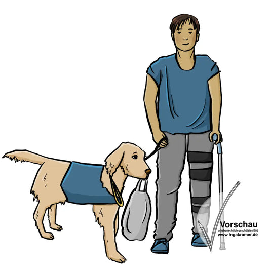 Ein Mann mit einer Beinschiene und einer Krücke. Er hält einen Assistenzhund an der Leine. Der Hund trägt ein Geschirr. Und er trägt eine Einkaufstüte im Maul.