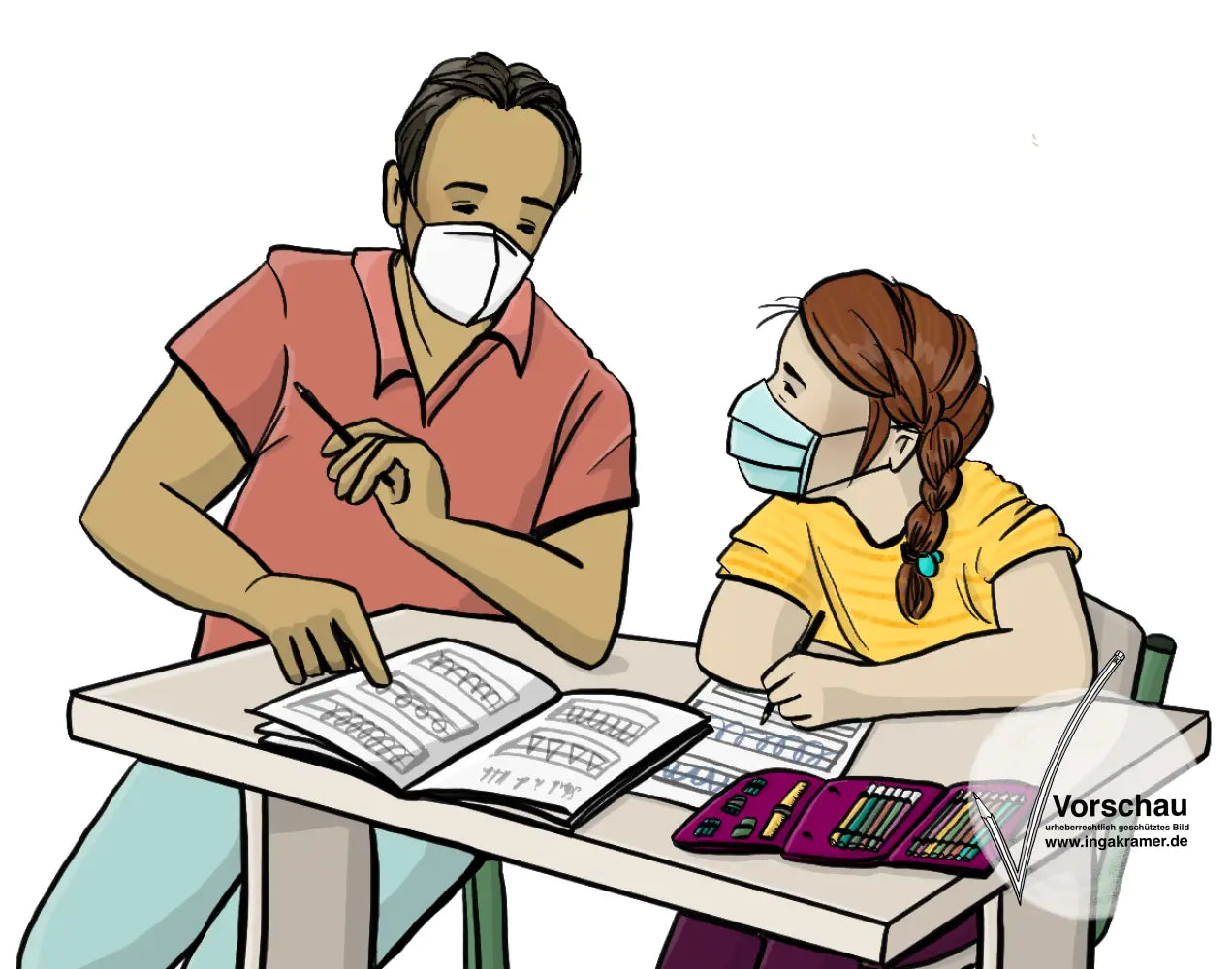 Ein Mädchen sitzt an einem Schultisch. Auf dem Tisch liegt ein Schulheft und ein Etui. Ein Assistent sitzt neben dem Mädchen. Er zeigt auf das Schulheft. Beide tragen einen Mundschutz.
