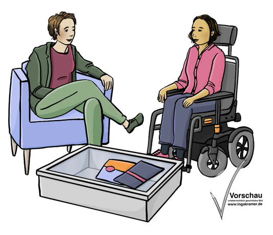 Eine Beraterin und eine Frau mit Rollstuhl sitzen sich gegenüber. Zwischen ihnen steht ein kleiner Tisch mit Info-Heften. 