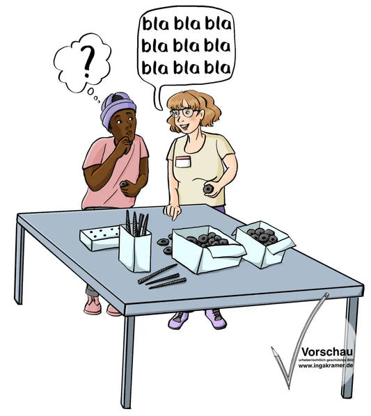 Eine Frau und ein Mann stehen vor einem Tisch. Auf dem Tisch stehen verschiedene Kartons mit Werkzeugteilen. Die Frau hält eine Schraube hoch, in einer Sprechblase steht: Bla, bla, bla. Der Mann schaut verwirrt, in einer Denkblase ist ein Fragezeichen.