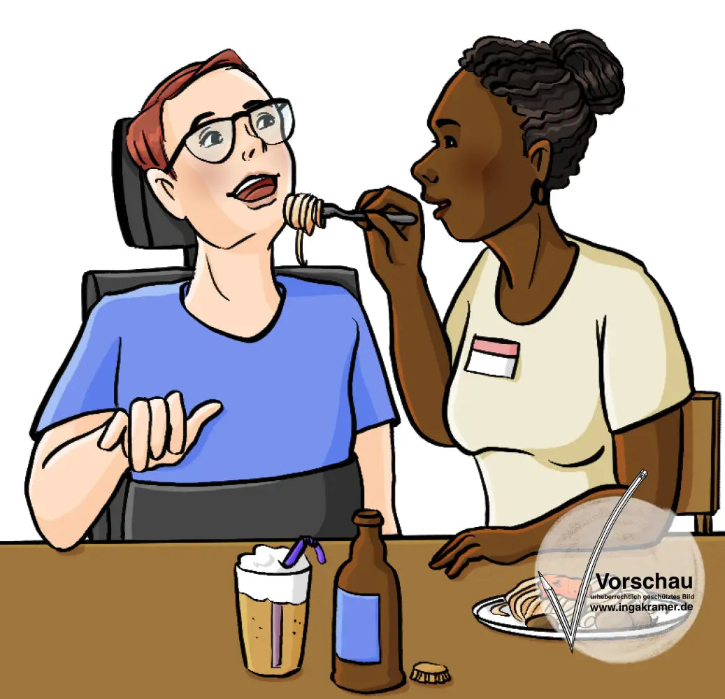 Eine Frau reicht einem Mann im Rollstuhl essen an. Auf dem Tisch steht ein Teller mit Spaghetti, Eine Flasche und ein Glas Bier.