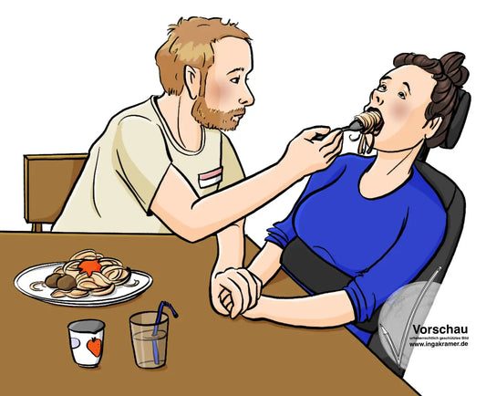 Ein Mann schiebt einer Frau im Rollstuhl eine Gabel Spaghetti in den Mund und hält dabei ihre Hände fest. Auf dem Tisch stehen ein Teller Spaghetti, ein Joghurt und ein Glas.