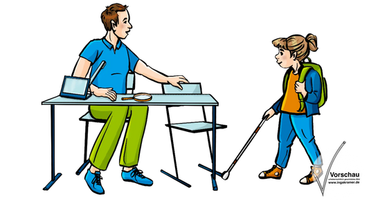 Ein Mädchen mit Blindenstock und Tornister geht auf einen Schultisch zu. An dem Tisch sitzt ein Mann und schiebt ihr den Stuhl zurecht.