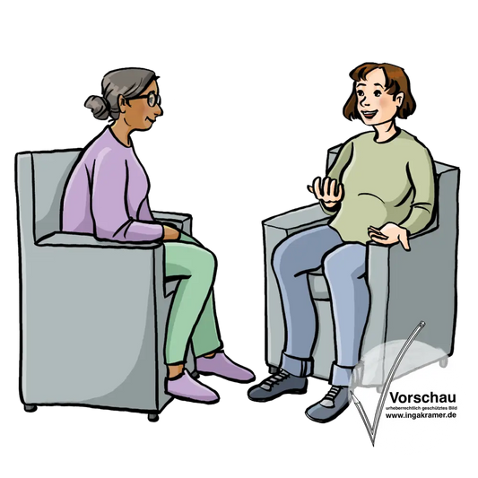 Zwei Frauen sitzen sich in Sesseln gegenüber und reden.