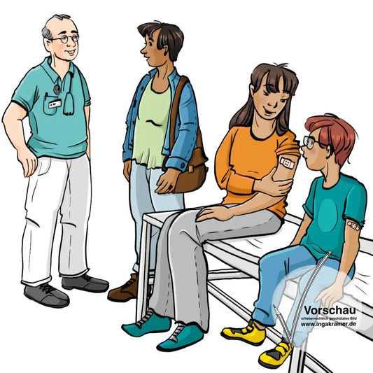 Ein Junge und ein Mädchen mit Pflastern auf dem Arm sitzen auf einer Behandlungsliege. Im Hintergrund spricht eine Frau mit einem Arzt.