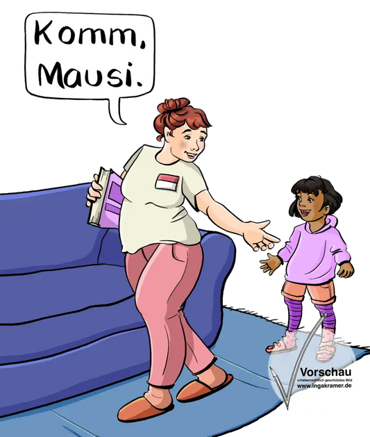 Eine Frau mit Namensschild und einem Buch unter dem Arm steht neben einem Sofa. Sie streckt streckt die Hand nach einem kleinen Mädchen aus. In einer Sprechblase steht: Komm, Mausi.