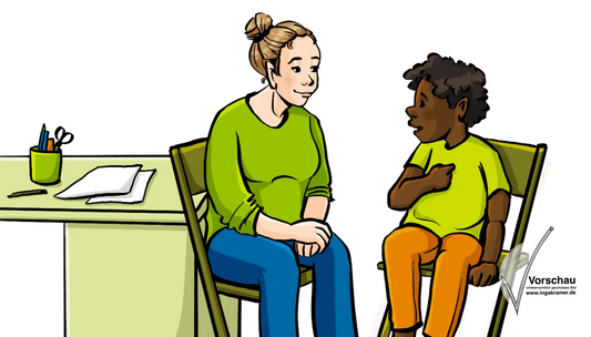 Eine Frau und ein Kind sitzen sich auf Stühlen gegenüber. Im Hintergrund ist ein Schreibtisch.