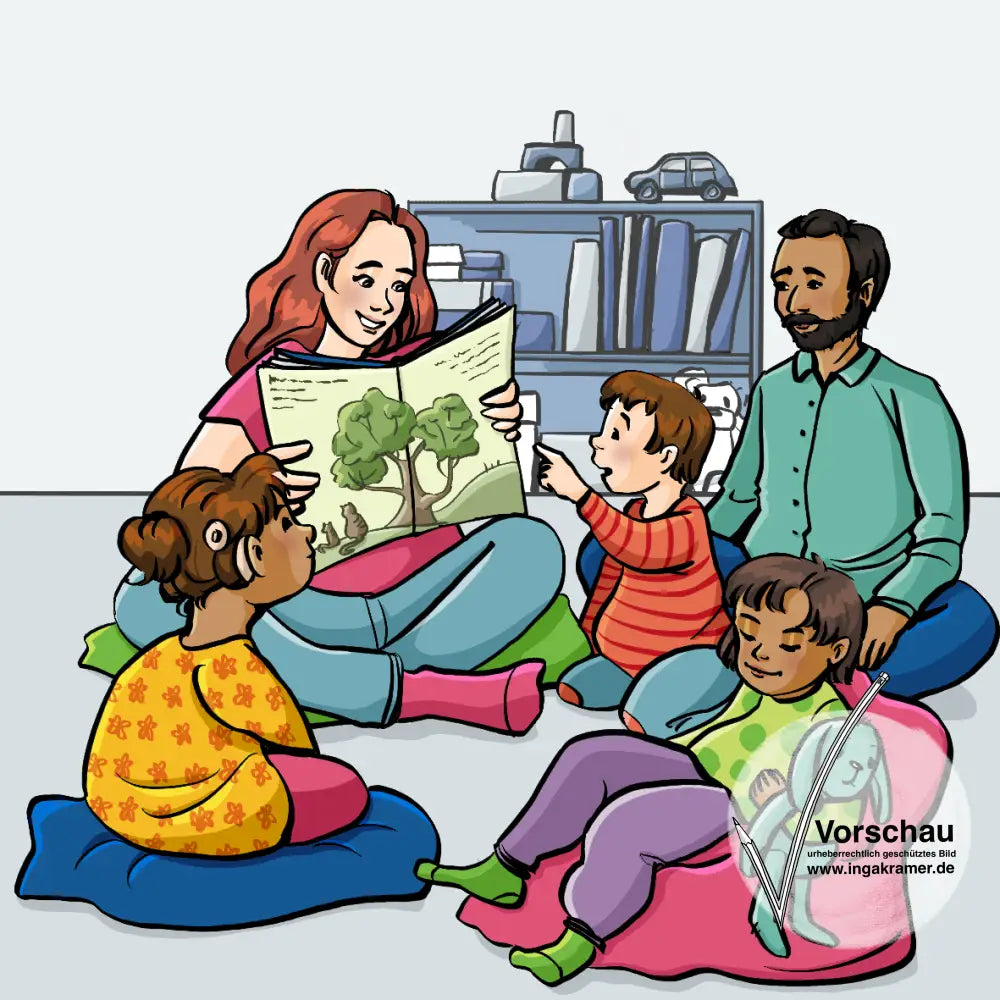 Eine Frau, ein Mann und drei Kinder sitzen auf Sitzkissen. Die Frau liest ein Bilderbuch vor. Zwei Kinder hören zu, ein Kind kuschelt mit einem Kuscheltier.