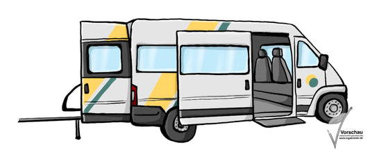 Ein Kleinbus mit offener Tür und Rampe an der Hintertür.