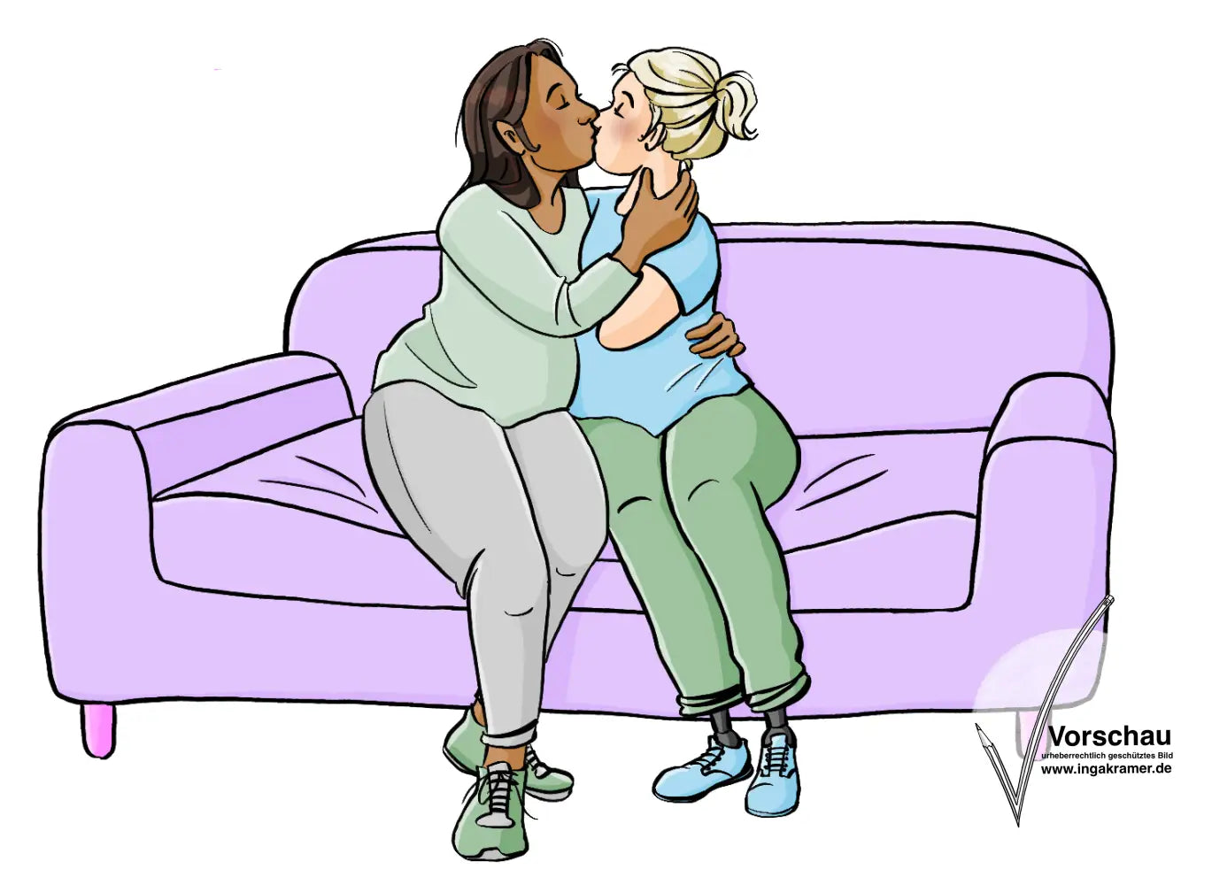 Zwei Frauen sitzen auf einem Sofa und küssen sich.