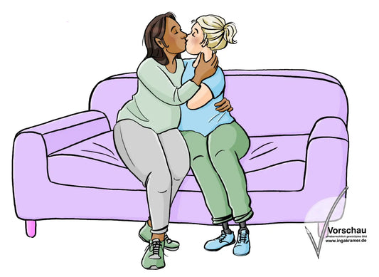 Zwei Frauen sitzen auf einem Sofa und küssen sich.