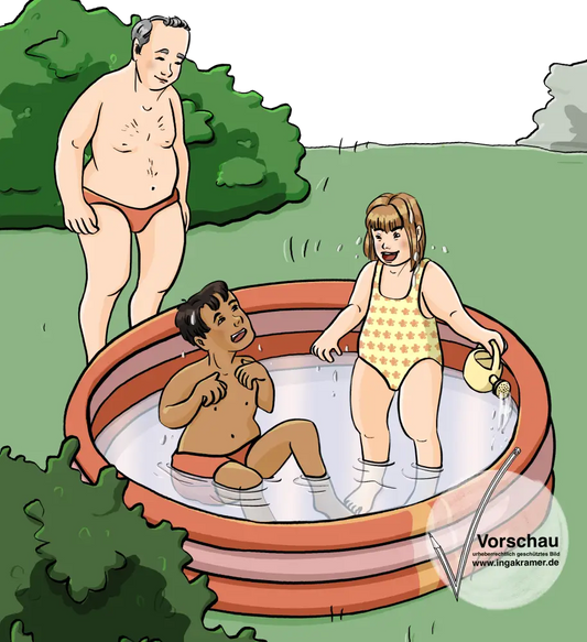 Zwei Kinder in Badekleidung spielen in einem Plantschbecken. Ein Mann in Badehose steht daneben und schaut zu.