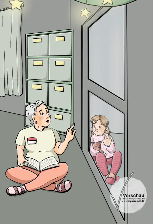 Eine Frau mit Namensschild sitzt in einem Ruheraum und liest. Sie hat den Zeigefinger in Richtung einer Glastür erhoben. Hinter der Tür sitzt ein müdes Kind mit Kuscheltier auf dem Boden.