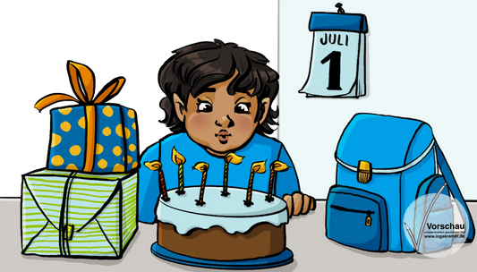 Ein Kind pustet Kerzen auf einem Kuchen aus, daneben stehen Geschenke und ein Schultornister. An der Wand hängt ein Abreißkalender mit der Aufschrift: 1. Juli.