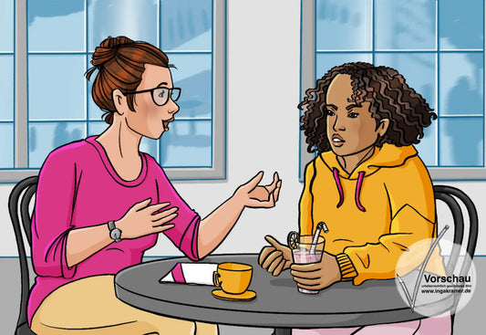 Eine Frau und eine Jugendliche sitzen in einem Café an einem Tisch. Die Frau schaut freundlich, die Jugendliche schaut ärgerlich.